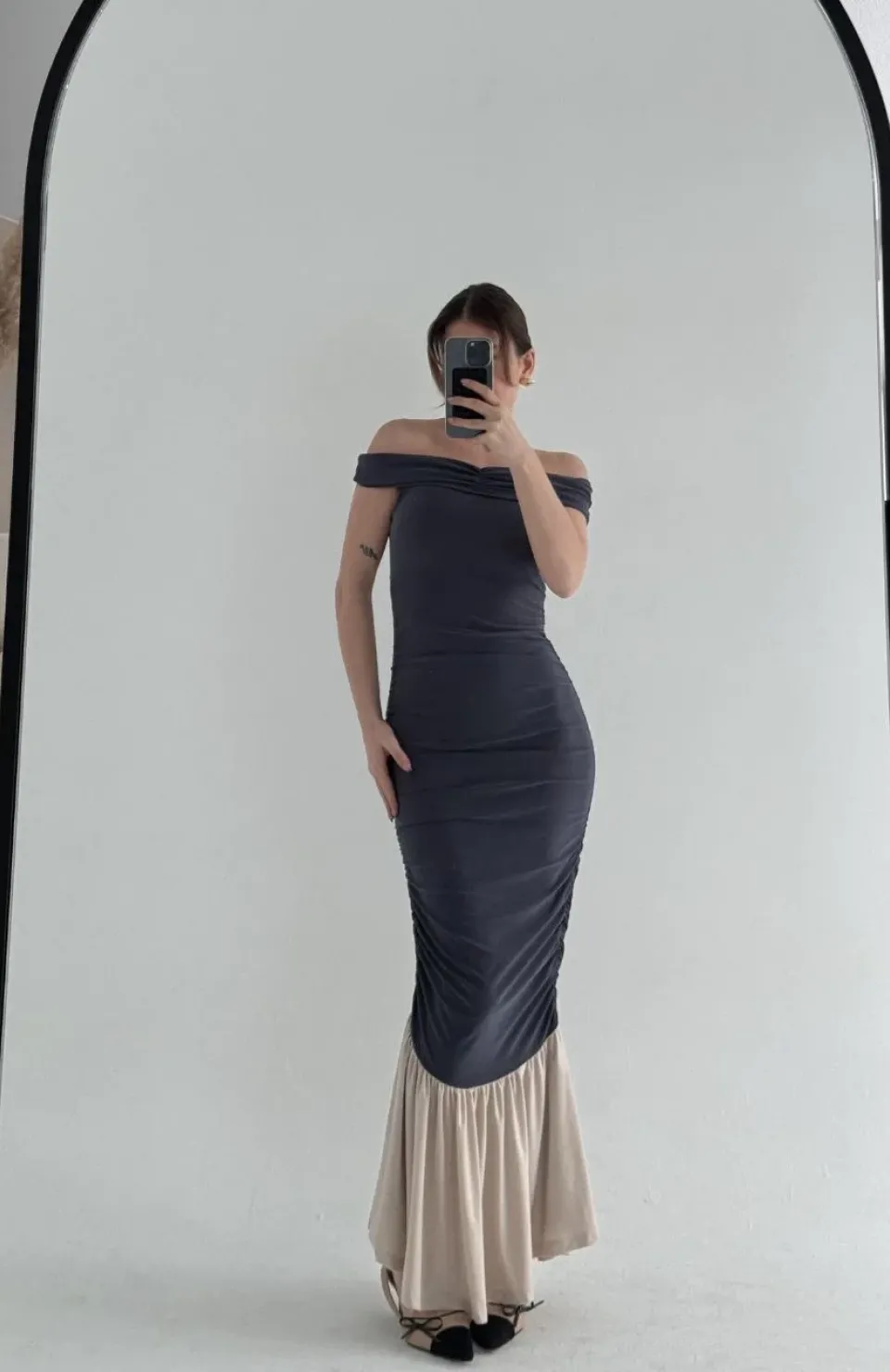 Striptiz Omuzlu Uzun Elbise- Füme