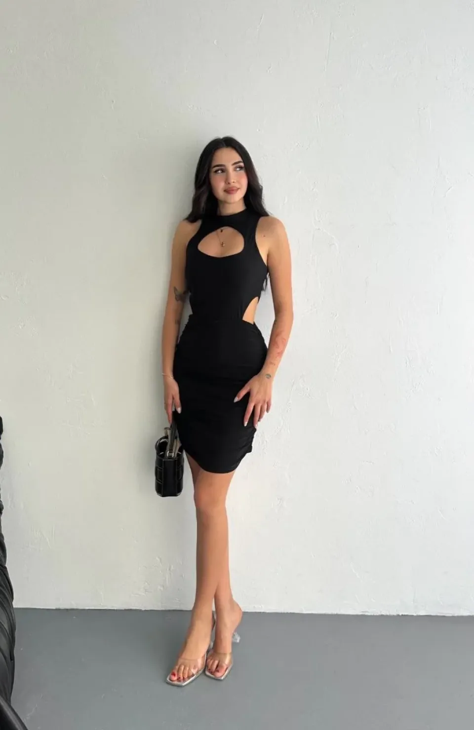 Göğüs ve Yanlar dekolteli Kolsuz Boy Elbise - Siyah