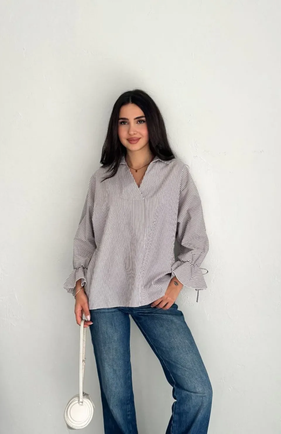 Kadın Arkası Asimetrik Yırtmaç Kesim Detaylı Cizgili Bluz Gömlek - Gri