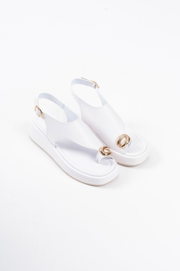 Kadın Beyaz Cilt Toka Detaylı Sandalet TR17MY03B