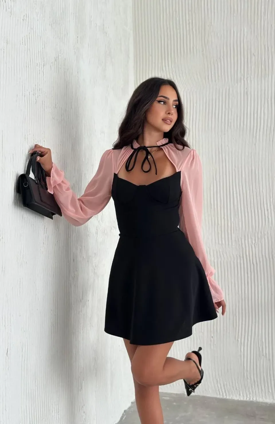 Kadın Göğsü Bağlamalı Kalp Yaka Kolları Şifon Mini Elbise - Siyah Pembe