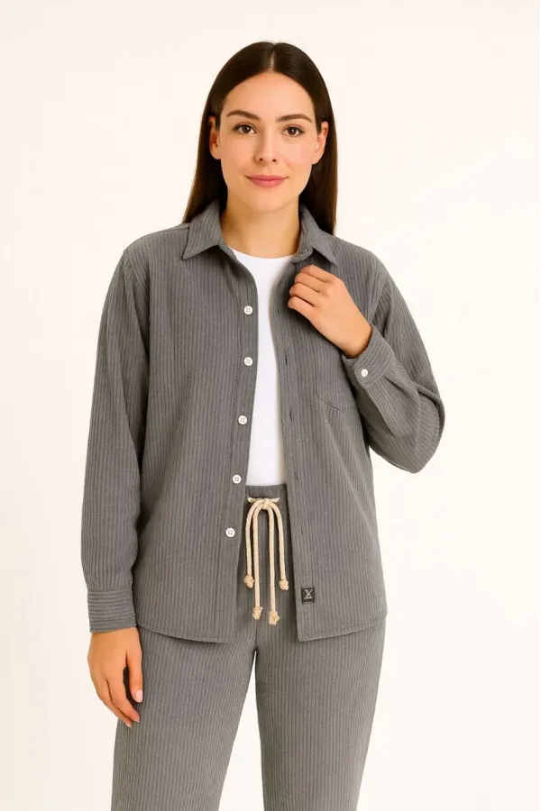 Kadın Kadife Oversize Takım – Gömlek ve Pantolon İkili Set Füme Corduroy Şıklığı, Rahat ve Zarif Duruş Yumuşak Dokulu Kadife Kumaş, Düğmeli Gömlek Üst ve Lastikli Pantolon Alt Parça ile Gün Boyu Konfor- Füme