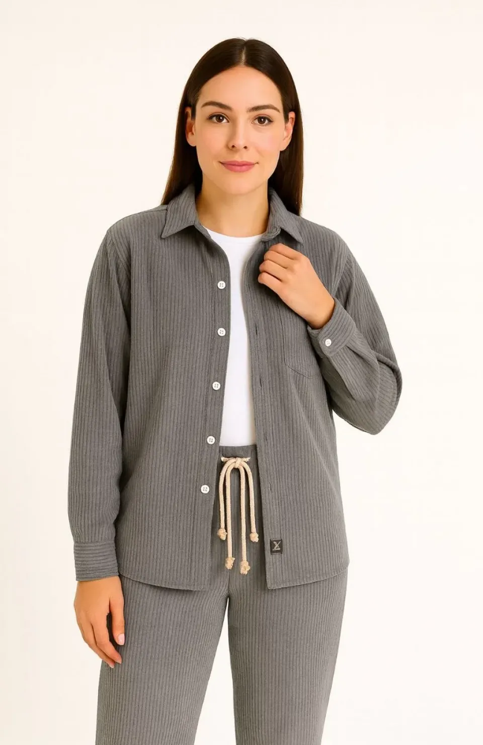 Kadın Kadife Oversize Takım – Gömlek ve Pantolon İkili Set Füme Corduroy Şıklığı, Rahat ve Zarif Duruş Yumuşak Dokulu Kadife Kumaş, Düğmeli Gömlek Üst ve Lastikli Pantolon Alt Parça ile Gün Boyu Konfor- Füme