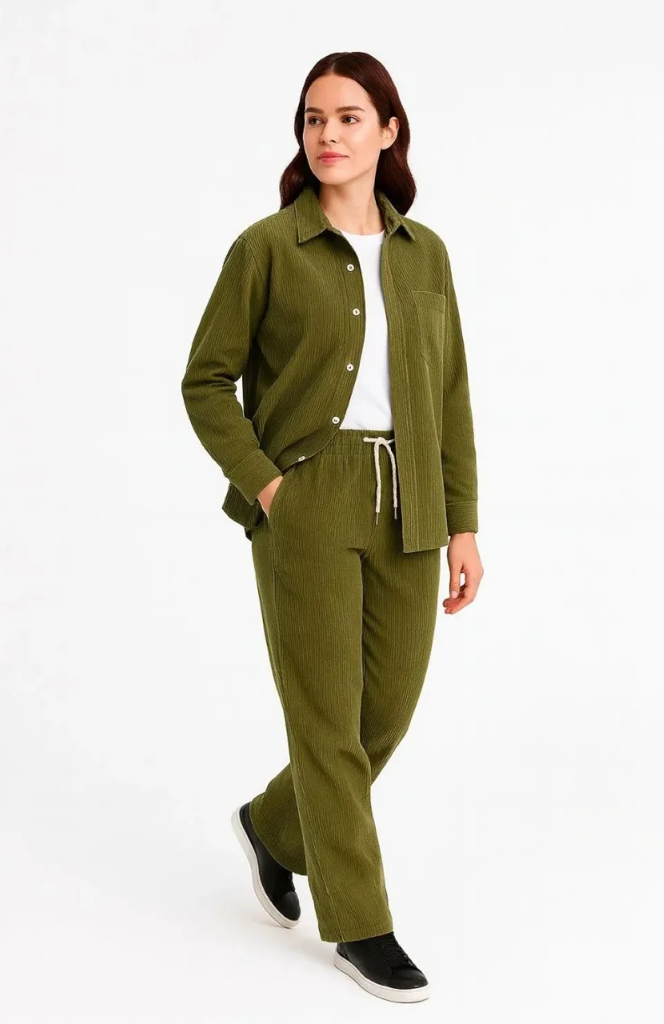 Kadın Kadife Oversize Takım – Gömlek ve Pantolon İkili Set Füme Corduroy Şıklığı, Rahat ve Zarif Duruş Yumuşak Dokulu Kadife Kumaş, Düğmeli Gömlek Üst ve Lastikli Pantolon Alt Parça ile Gün Boyu Konfor- haki