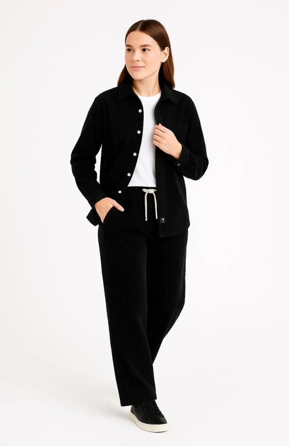 Kadın Kadife Oversize Takım – Gömlek ve Pantolon İkili Set Füme Corduroy Şıklığı, Rahat ve Zarif Duruş Yumuşak Dokulu Kadife Kumaş, Düğmeli Gömlek Üst ve Lastikli Pantolon Alt Parça ile Gün Boyu Konfor- Siyah