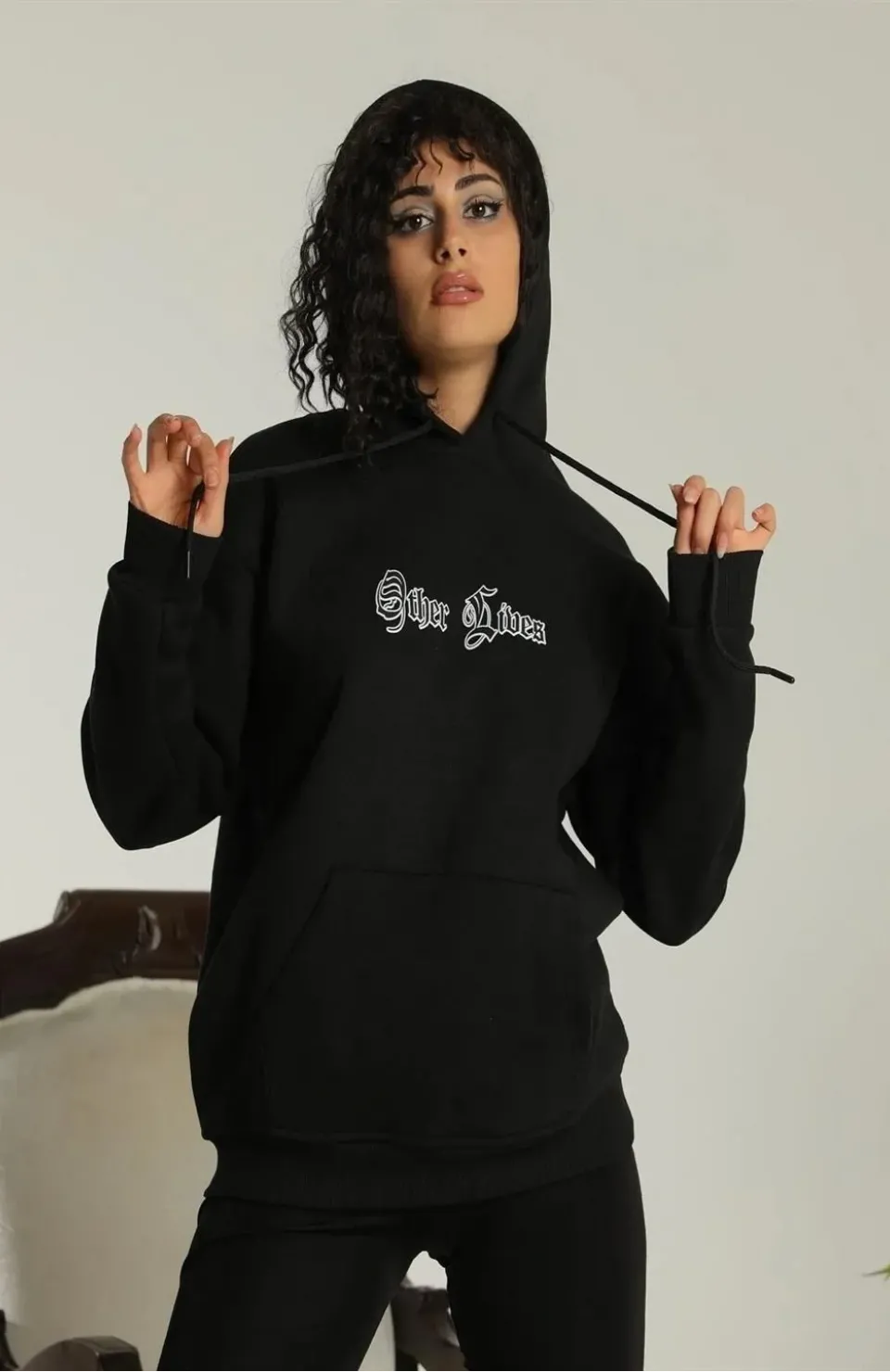 Kadın Kapşonlu Sweatshirt – Oversize Üç İplik Şardonlu Hoodie, “Other Lives” Ön & Arka Baskılı, Kanguru Cepli, Kışlık Rahat Günlük Stil - Siyah