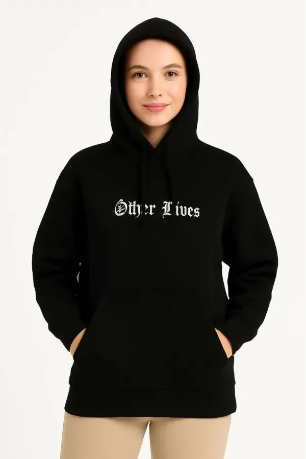 Kadın Kapşonlu Sweatshirt – Oversize Üç İplik Şardonlu Hoodie, “Other Lives” Ön & Arka Baskılı, Kanguru Cepli, Kışlık Rahat Günlük Stil- Siyah