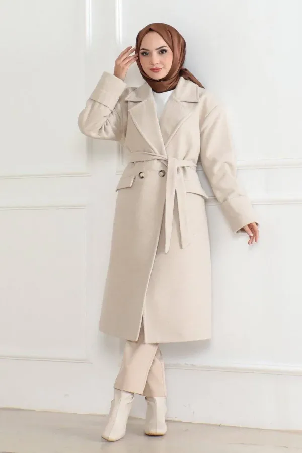 Kadın Kaşe Kaban – Uzun Boy Kruvaze Yaka Kuşaklı Tesettür Kaşe Kışlık Kaban, Astarlı Şık Yünlü Dokuma Oversize Rahat Kalıp Cepli Düğmeli Modern Kap Modeli - Bej
