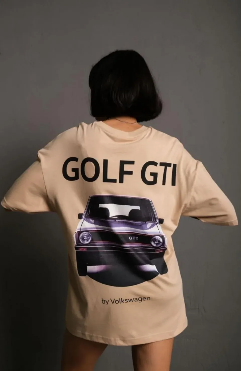 Kadın Oversize Baskılı Tişört – Golf GTI Retro Araba Desenli, Ön & Arka Dijital Baskı, Sokak Modası Stil - Bej