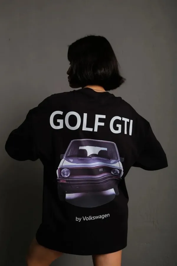 Kadın Oversize Baskılı Tişört – Golf GTI Retro Araba Desenli, Ön & Arka Dijital Baskı, Sokak Modası Stil - Siyah