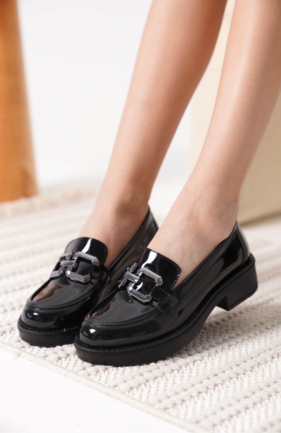 Kadın Rugan Siyah Gümüş Tokalı Loafer TR17MS02B Somersan Giyim | Kadın, Erkek ve Çocuk Moda