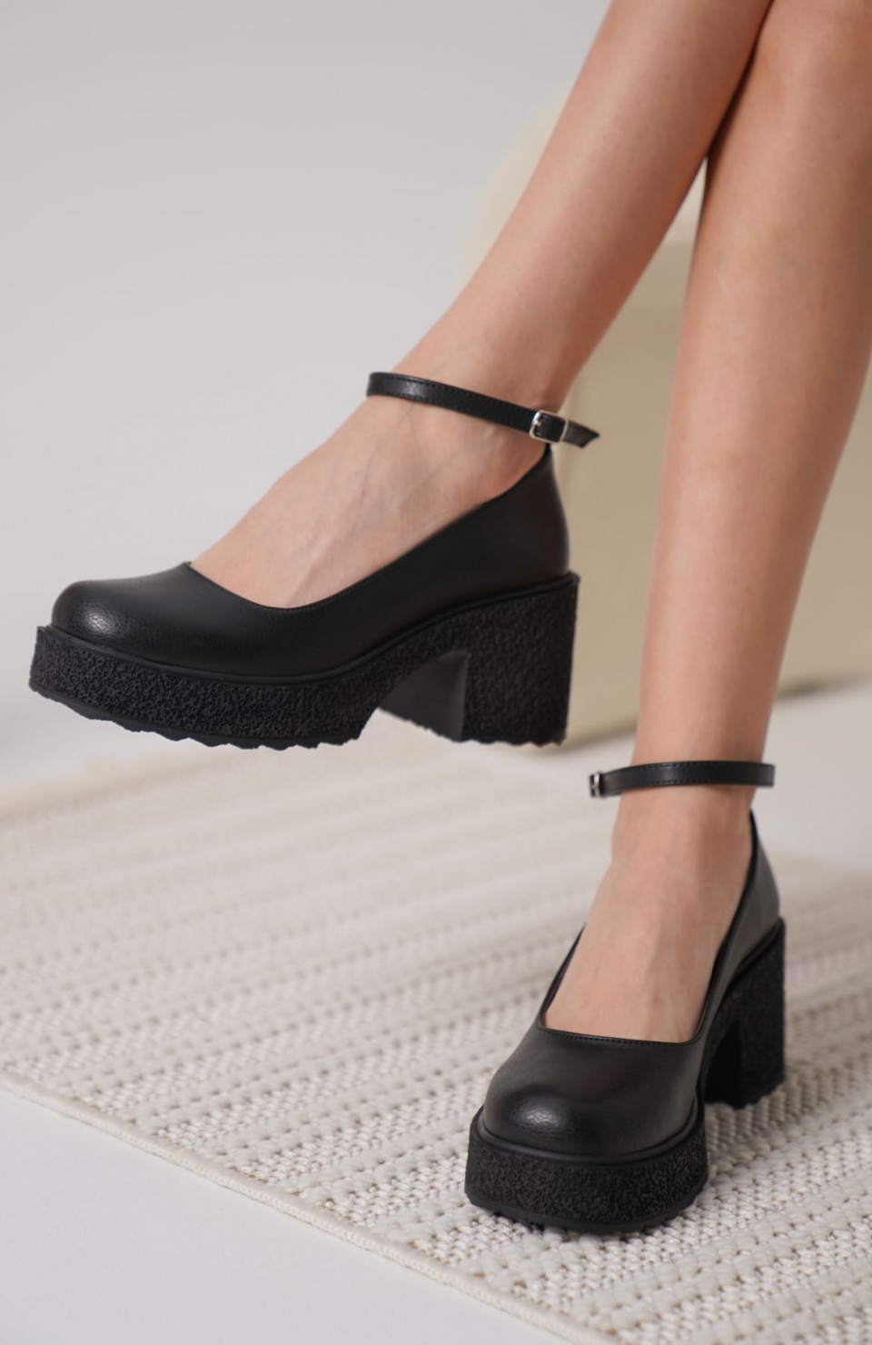 Kadın Siyah Bilekten Baretli Günlük Ayakkabı TR06MS01C Somersan Giyim | Kadın, Erkek ve Çocuk Moda