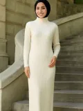 Kadın Tesettür Triko Elbise – Boğazlı Uzun Fitilli Dokuma, Esnek Tam Kalıp, 130 cm Midi Boy, Bahar & Kış Şık Rahat Stil - Beyaz