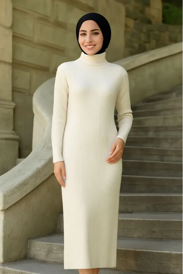 Kadın Tesettür Triko Elbise – Boğazlı Uzun Fitilli Dokuma, Esnek Tam Kalıp, 130 cm Midi Boy, Bahar & Kış Şık Rahat Stil - Beyaz
