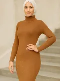 Kadın Tesettür Triko Elbise – Boğazlı Uzun Fitilli Dokuma, Esnek Tam Kalıp, 130 cm Midi Boy, Bahar & Kış Şık Rahat Stil - Kahverengi