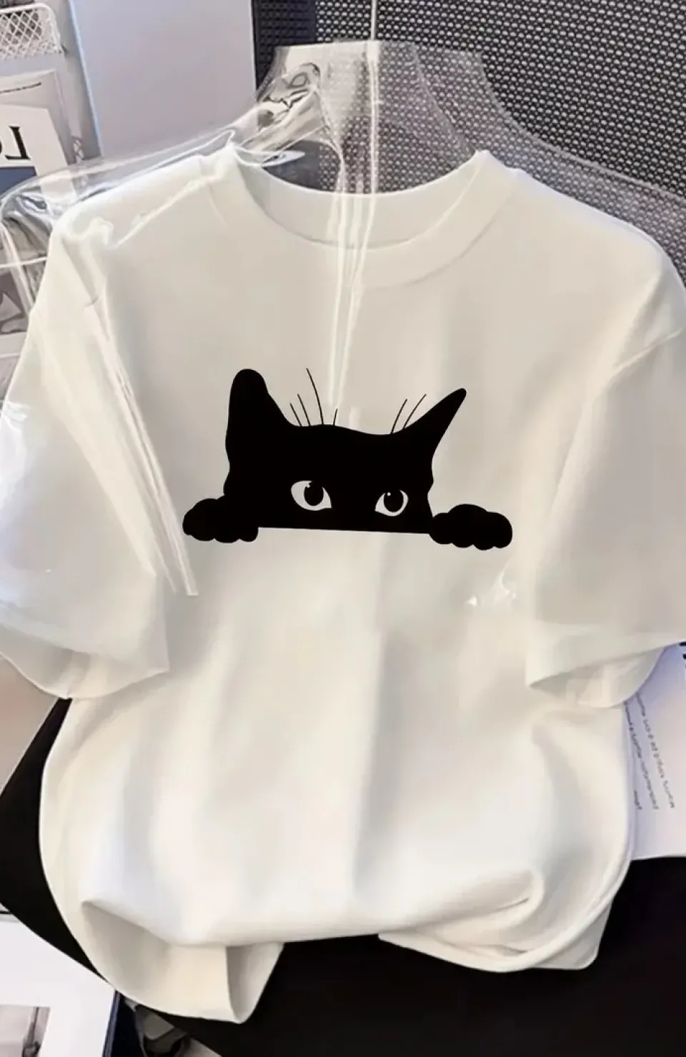 Kadınlar için Şık Siyah Kedi Grafik Tişört - Oversize Kısa Kollu Üst, Nefes Alabilir Polyester Karışımı, Makinede Yıkanabilir - Mükemmel Yaz Modası - Beyaz