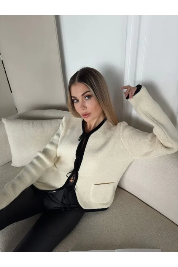 Kirli Beyaz Triko Siyah Detaylı Bağlamalı Önden Cepli Hırka