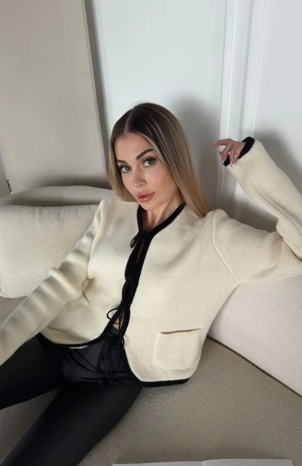 Kirli Beyaz Triko Siyah Detaylı Bağlamalı Önden Cepli Hırka