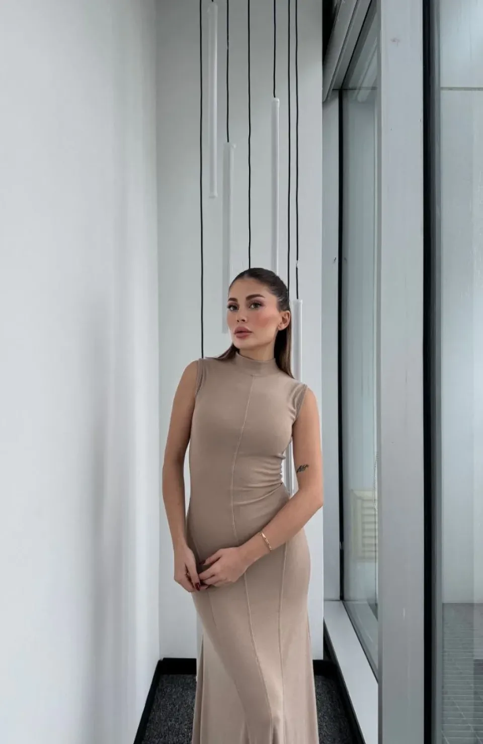 Kolsuz Yarım Bogazlı Uzun Elbise- Bej