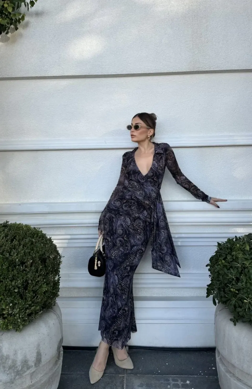 Kruvaze V yaka, fırfırlı ve bağcıklı Desenli Bluz ve Midi Etek Takım - Siyah