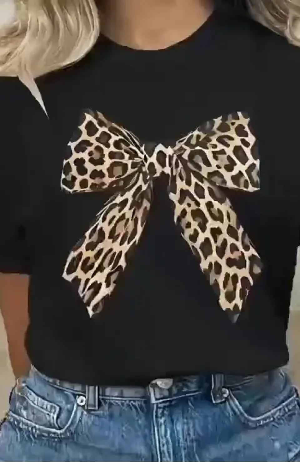 Leopar Desenli Fiyonklu Tişört - Rahat Polyester, Makinede Yıkanabilir, Bisiklet Yaka, Kadınlar için Yazlık Günlük Üst - Siyah