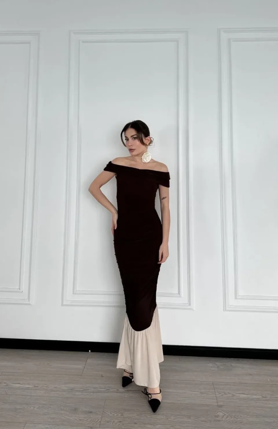 Striptiz Omuzlu Uzun Elbise- Kahve