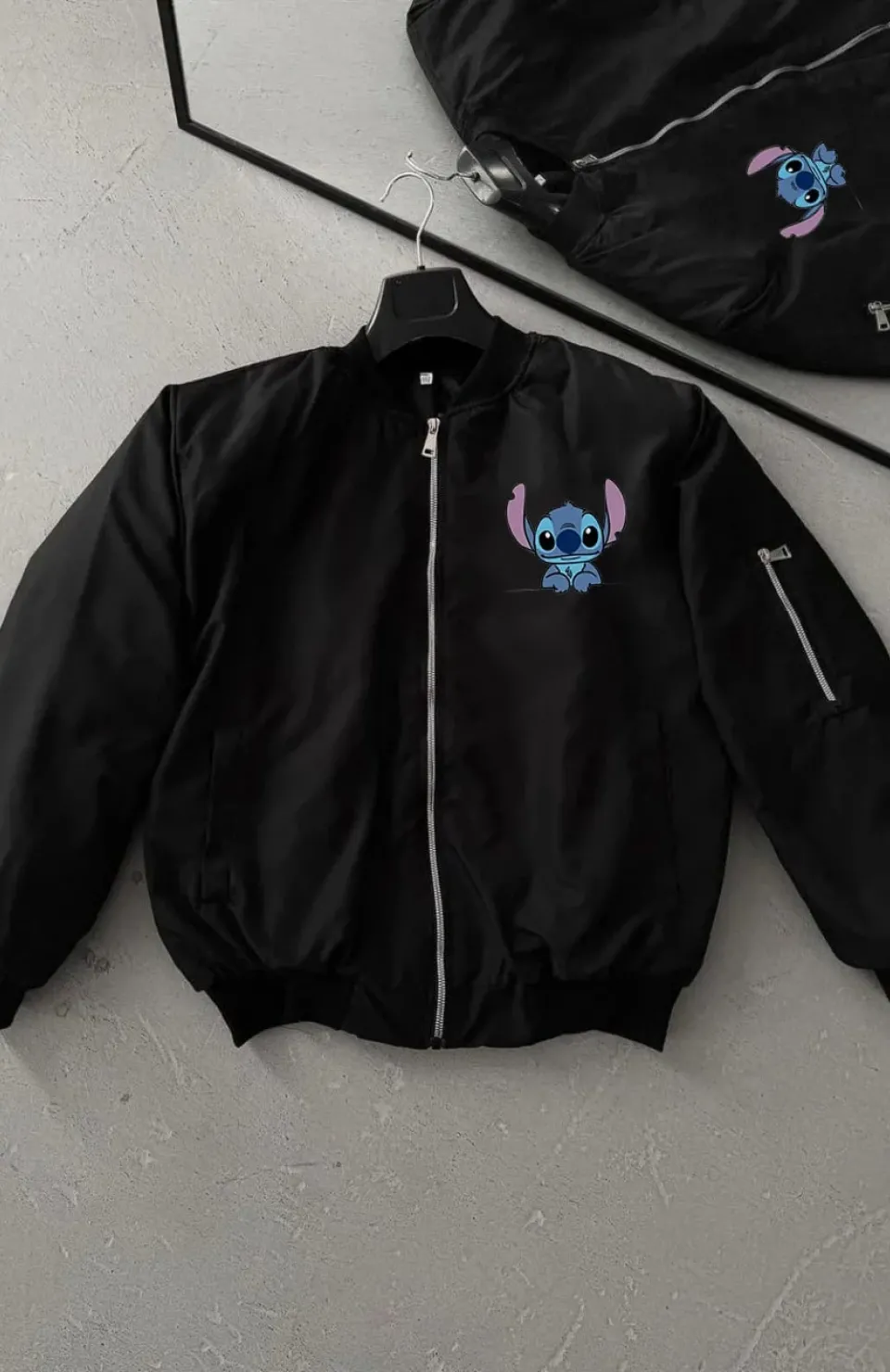 Unisex Siyah Bomber Ceket – Fermuarlı, Cepli, Kapitone Astarlı, Sevimli Stitch Baskılı Günlük Rahat Mont - Siyah