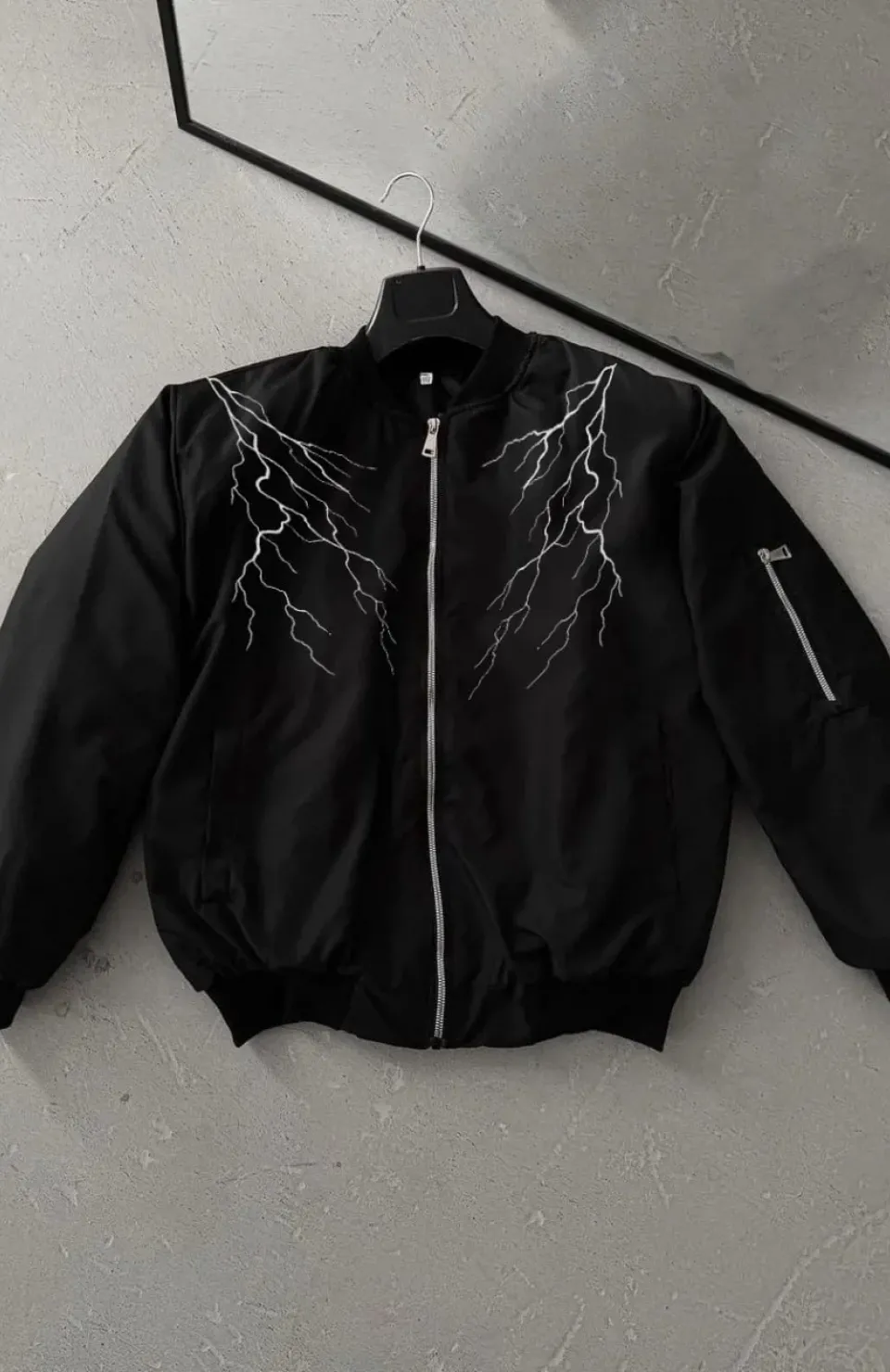 Unisex Siyah Bomber Mont – Beyaz Şimşek Desenli, Fermuarlı Cepli, Kapitone Astarlı Sokak Stili Günlük Ceket - Siyah Somersan Giyim | Kadın, Erkek ve Çocuk Moda