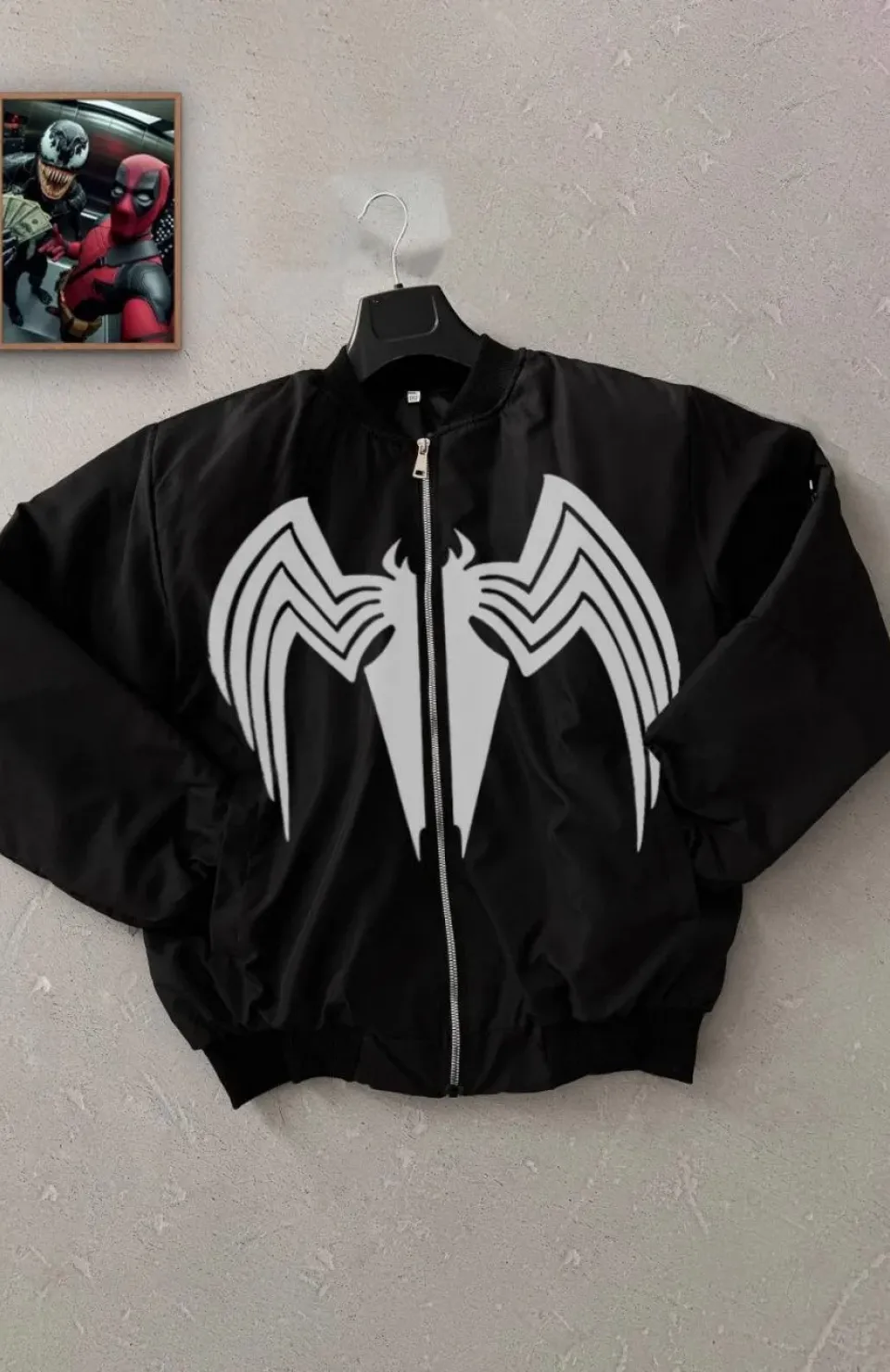 Unisex Siyah Bomber Mont – Venom Beyaz Örümcek Logolu, Fermuarlı Cepli, Kapitone Astarlı Günlük Mont - Siyah