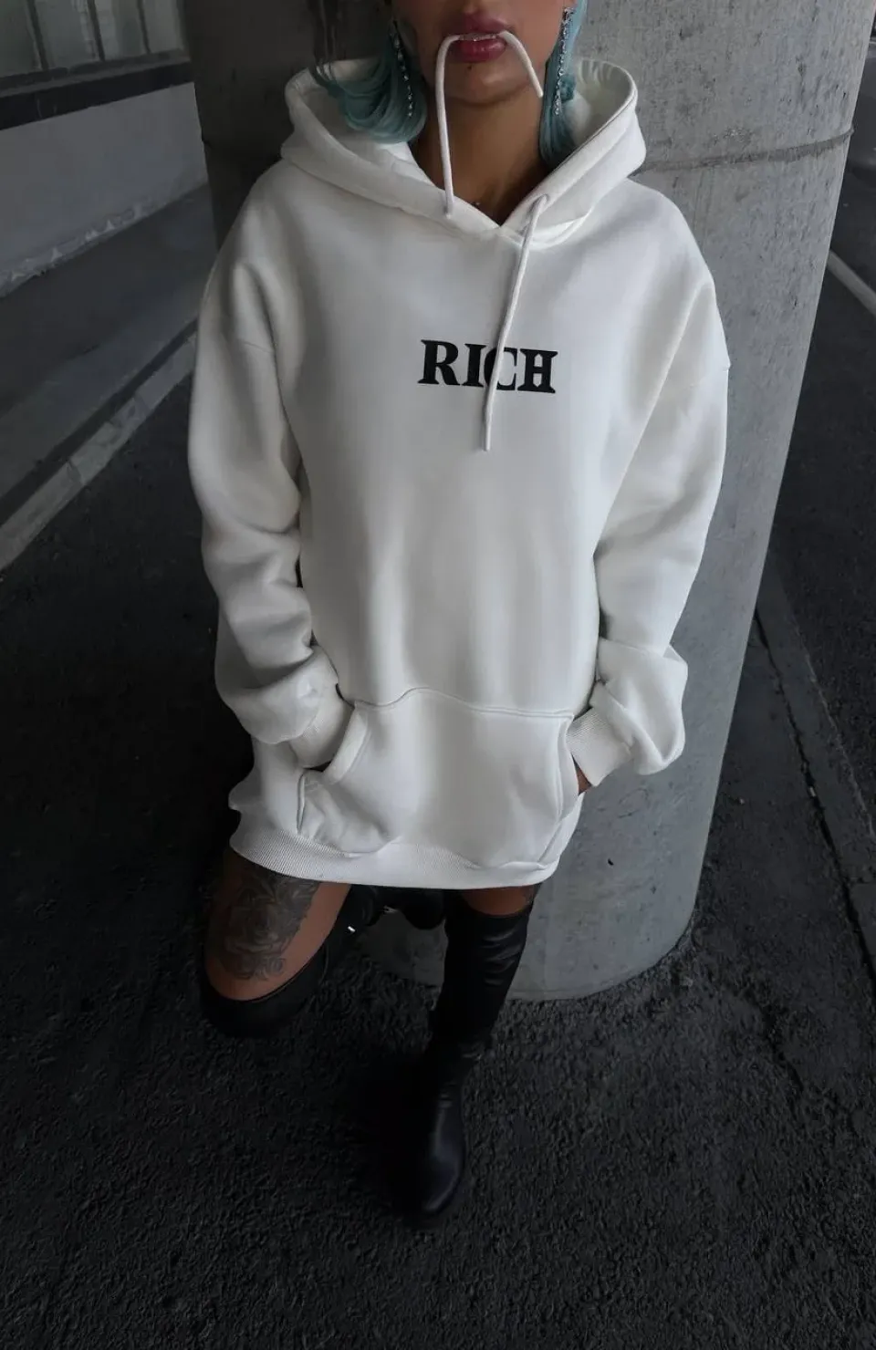 Uzun Kol Kapüşonlu Göğüs Baskılı SweatShirt - Beyaz