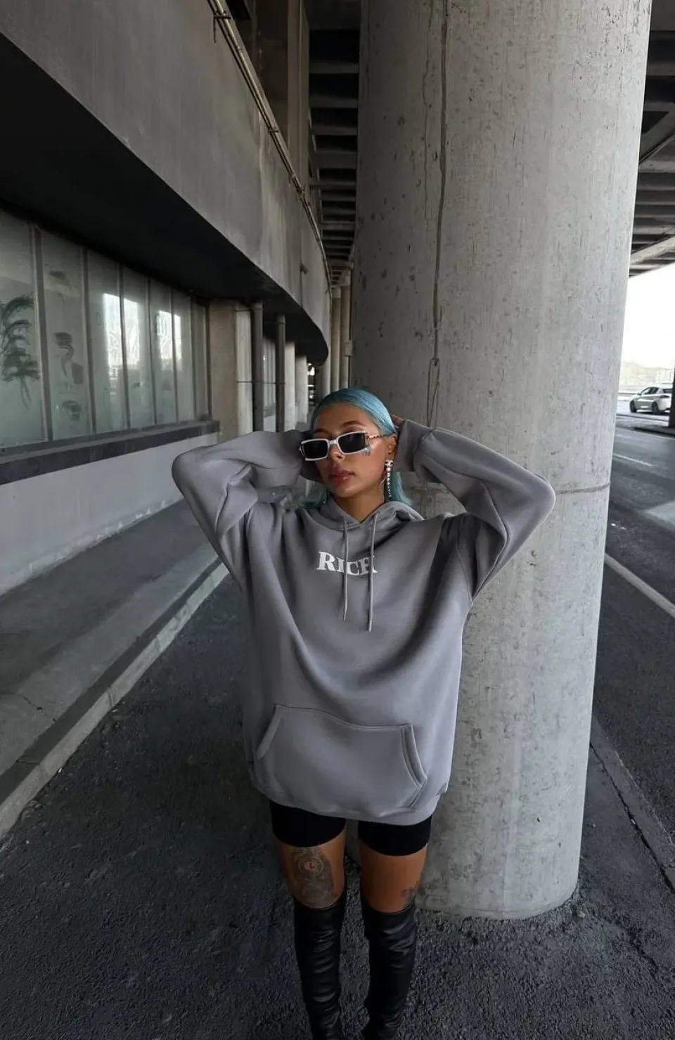 Uzun Kol Kapüşonlu Göğüs Baskılı SweatShirt - Gri Somersan Giyim | Kadın, Erkek ve Çocuk Moda