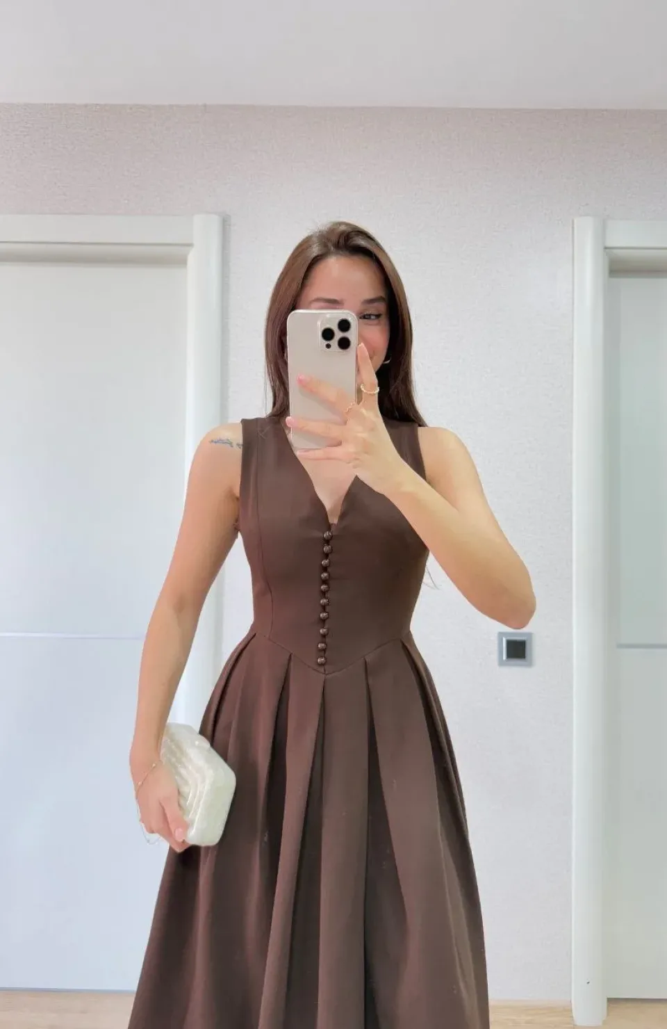 V yaka Krep Arka Ön Pens Detaylı Uzun Kolsuz Elbise- Kahverengi